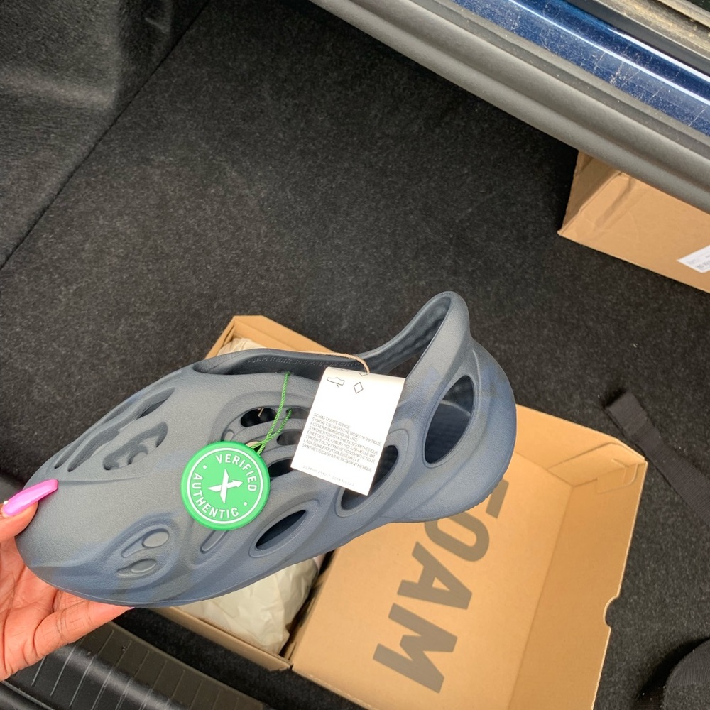 Brand NEW! Yeezy Foam Runners Size 3Y (youth)
